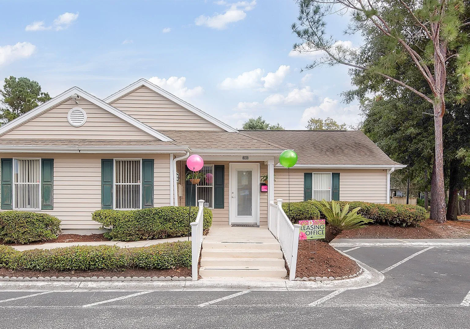 Hillwood Pointe Apartments — Photo 1