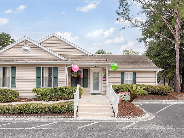 Hillwood Pointe Apartments — Photo 1