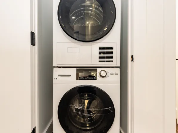 637 Willoughby Avenue image 4 of 14