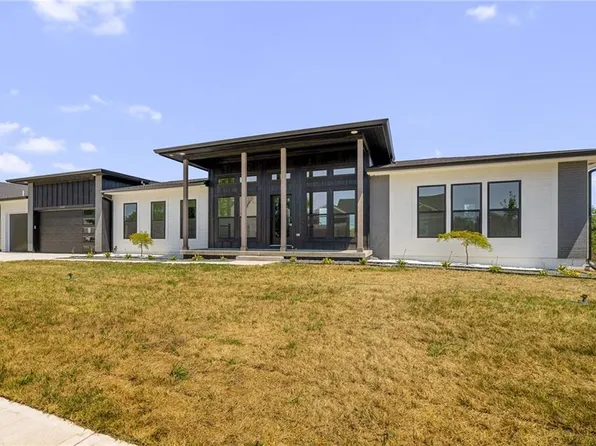 2905 E Canyon Way, Harrisonville, MO 64701