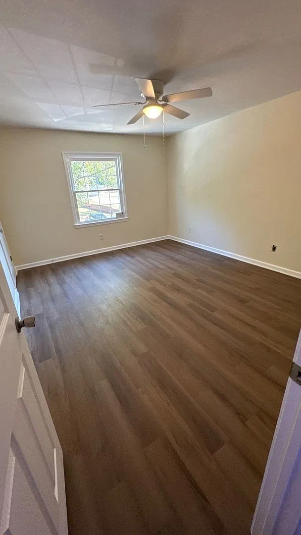 2 Bedroom 1.5 Bath Townhouse with Ample Parking — Photo 4