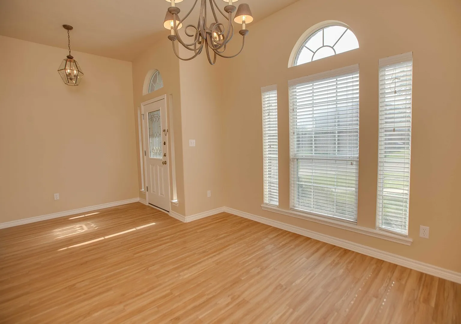 7517 Fort Griffen 3 bed/ 2bath! $2195/Month — Photo 3
