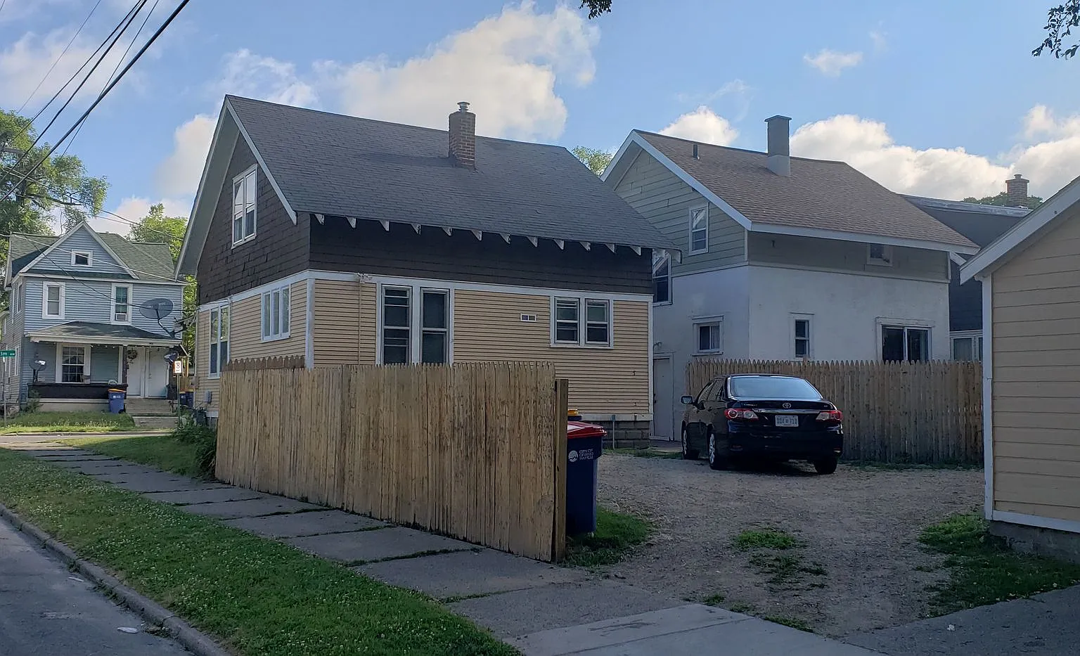 Charming, Comfortable And Convenient 2 Story Residential Home for Rent — Photo 2