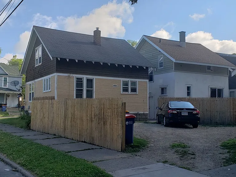 242 Elm St SW — Photo 2