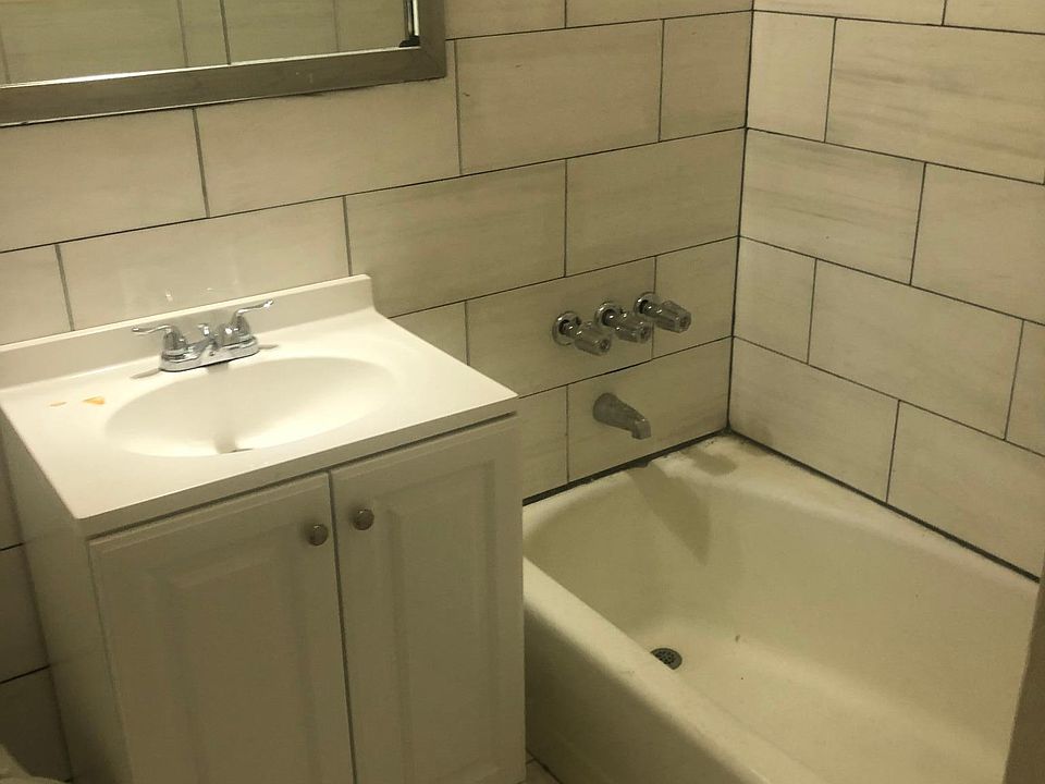 2nd image of 820 Morris Park Ave #3
