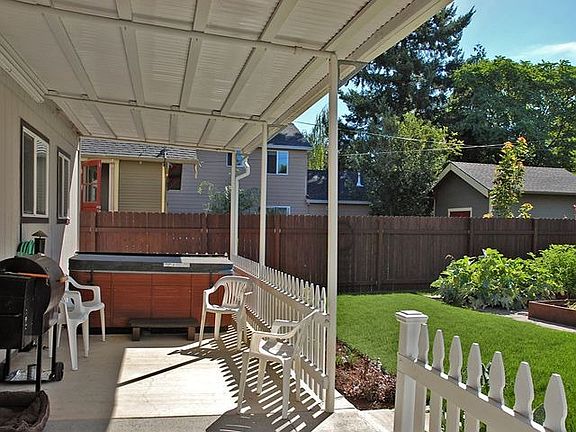 Back Patio w/Hot Tub