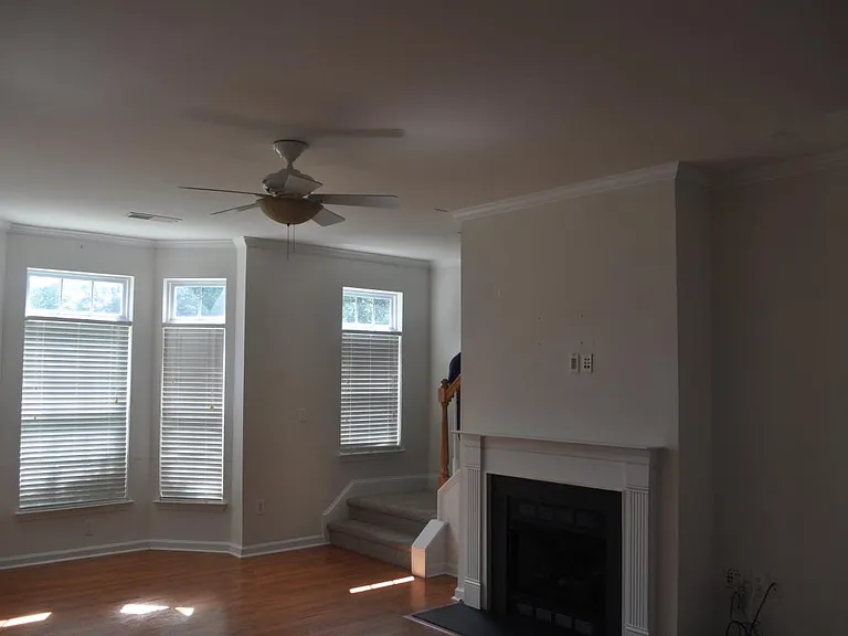 1027 Central Park Cir — Photo 3