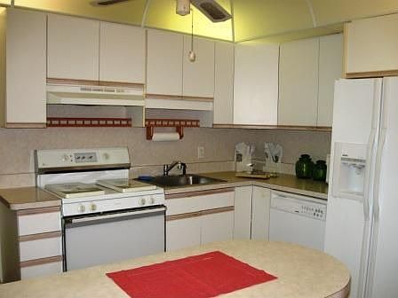Kitchen w/ Breakfast Bar