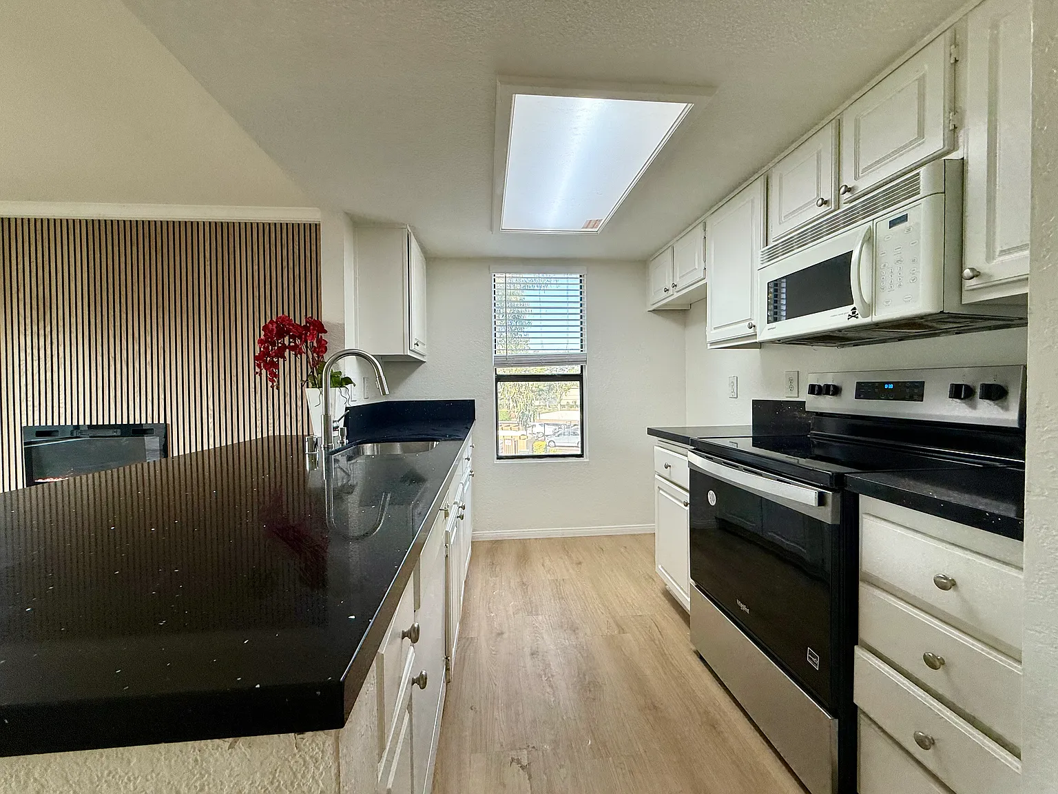 1 bed, 709 sqft, $2,095 — Photo 1