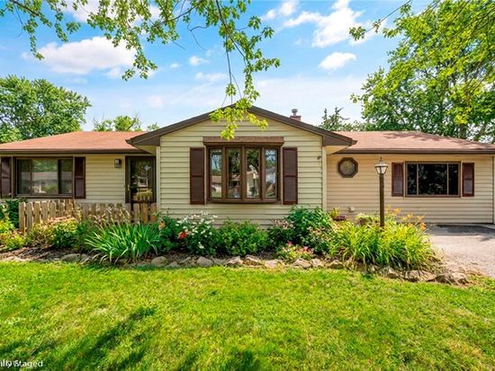 7366 Primrose Dr, Mentor On The Lake, OH 44060