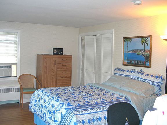 Master bdr w bath   6 ft closet