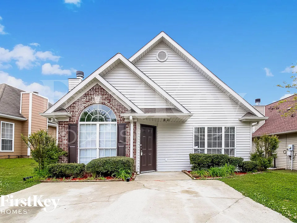 104 Mayfair Ln