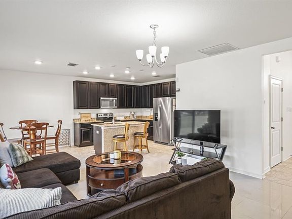 4th image of 571 Old Windsor Way