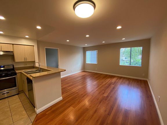 5th image of 615 W Milford St #208