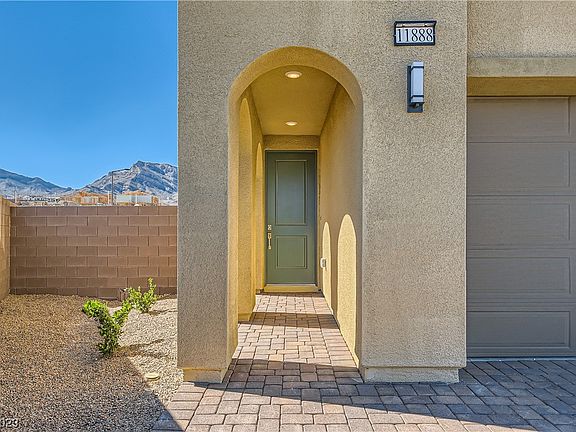 4th image of 11888 Pelican Butte Ave