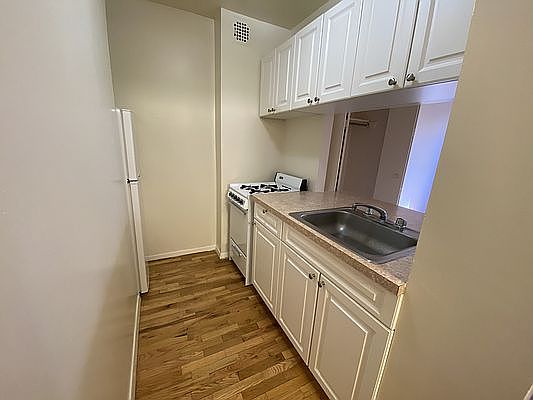 5th image of 333 E 95th St APT 4C