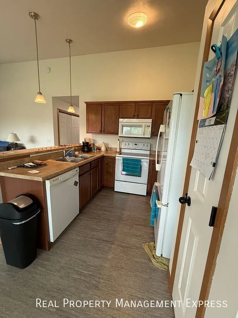 Charming 2 Bed, 1 Bath Condo — Photo 4