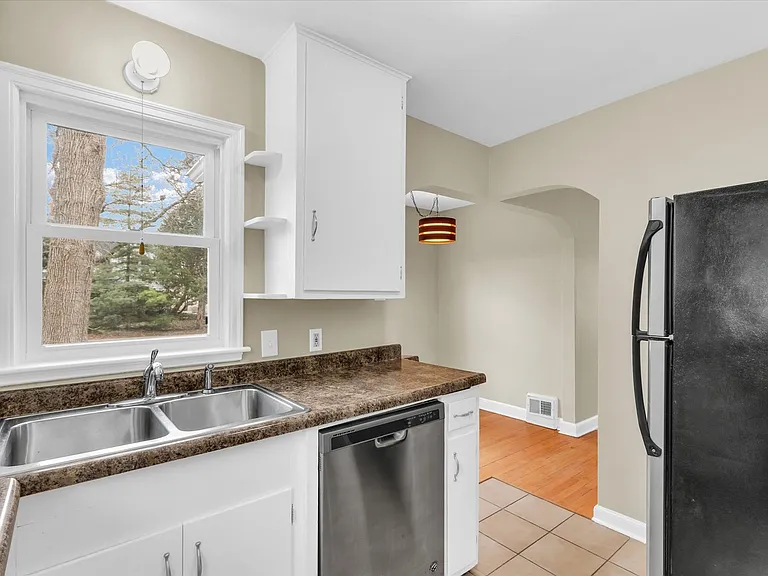 502 E Washington St — Photo 13