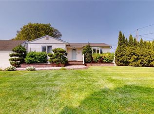 121 Woodward Pkwy, Farmingdale, NY 11735