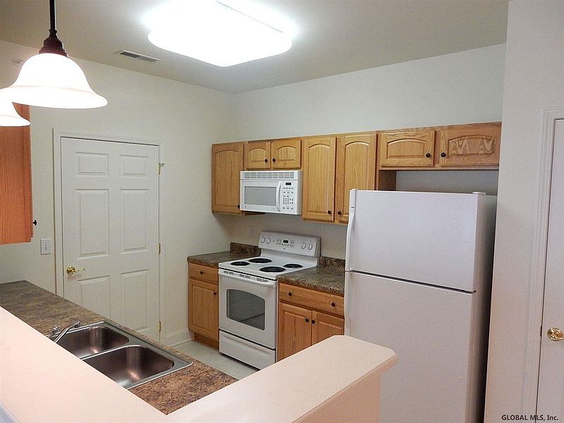 3rd image of 206 N RIDGE