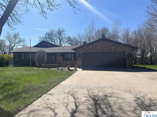 311 1st St N, Saint James, MN 56081