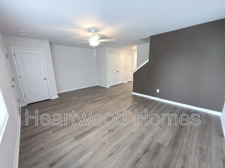 807 Coburg Ln — Photo 7