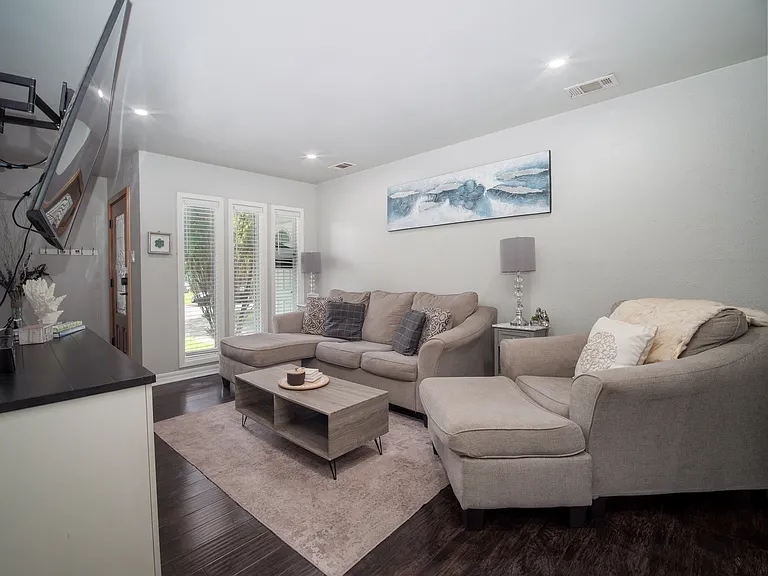 2319 Klondike Dr — Photo 3