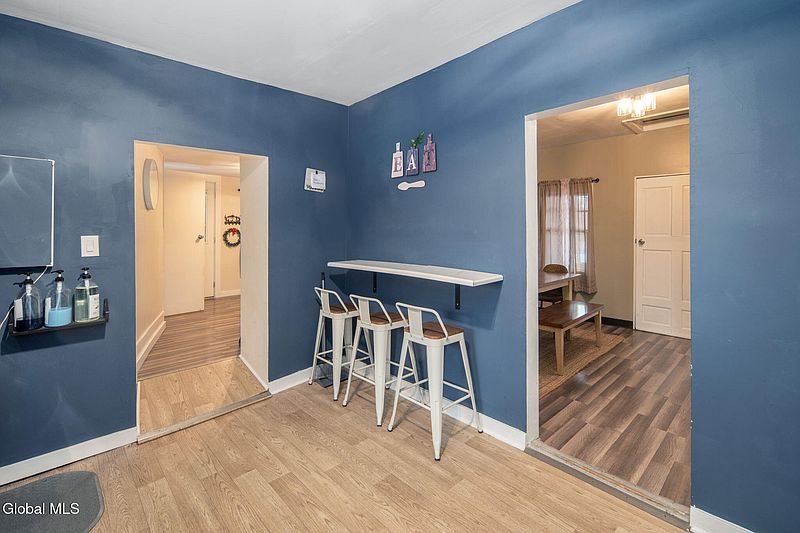 4th image of 1452 Huntersland Road