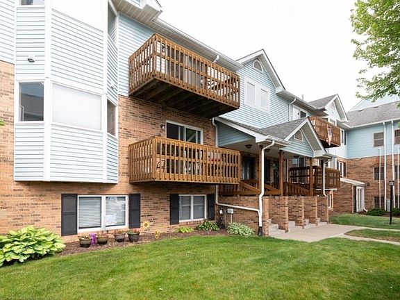2nd image of 233 Pinewood Cir #233