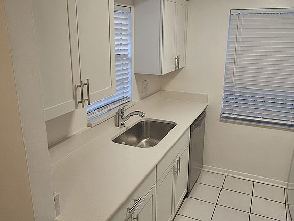 4th image of 1104 Mount Vernon St