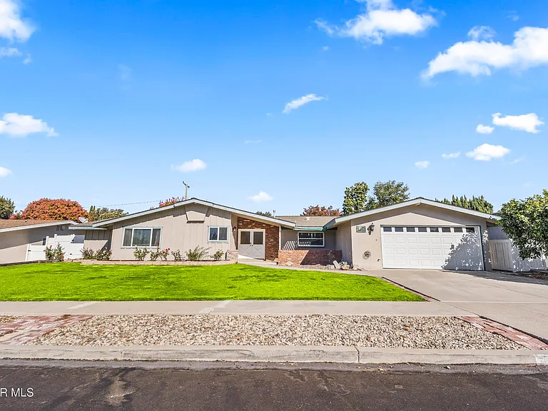 1217 Coventry Dr — Photo 2