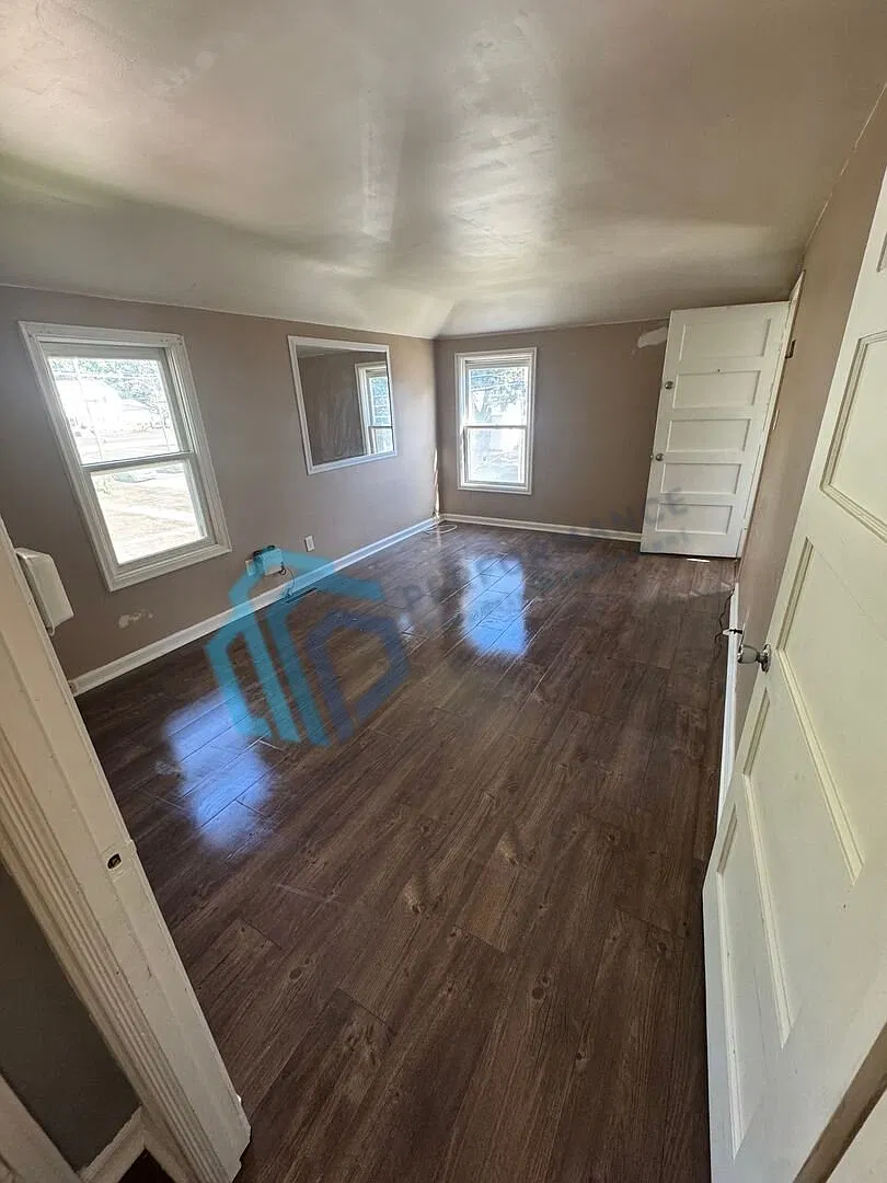 One Bedroom One Bathroom Apartment — Photo 2