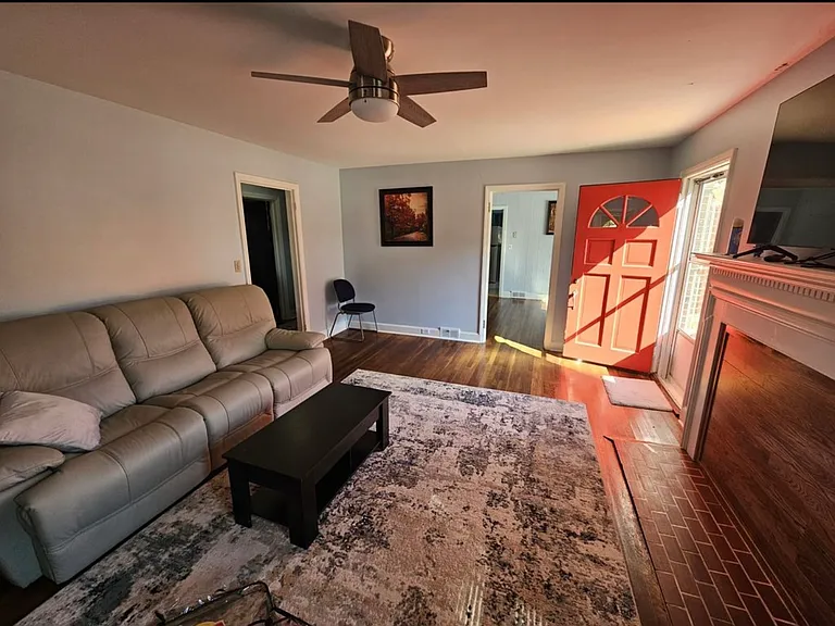 1033 N Main St — Photo 3