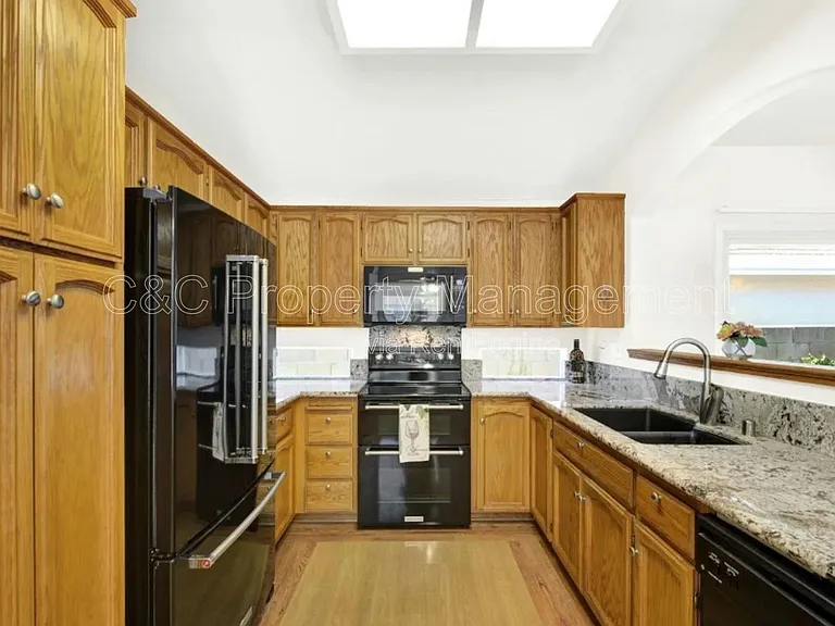 242 Bartlett Ln — Photo 4