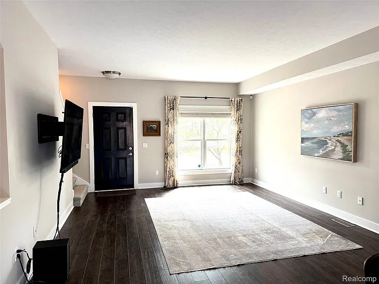 352 W Grand River Ave — Photo 7