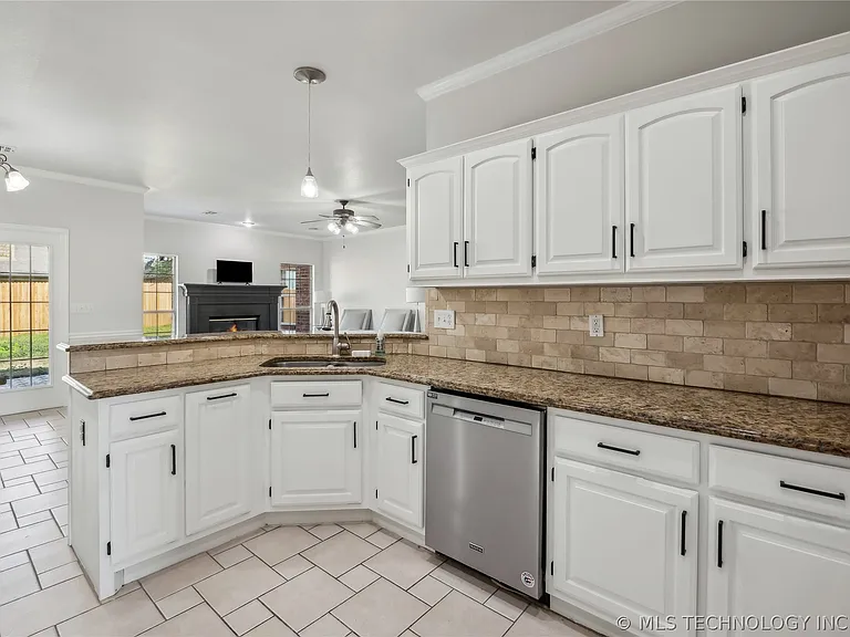 4308 W Broadway Ave N — Photo 12