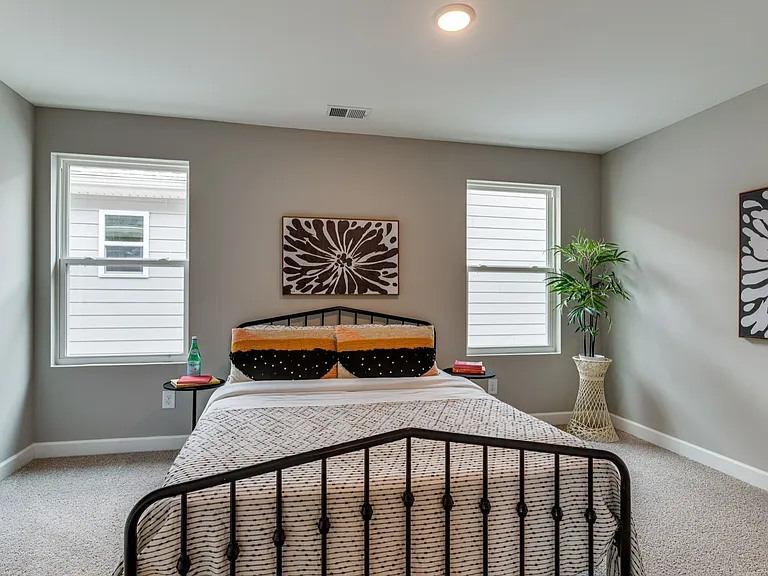 416 Queen Ln — Photo 8