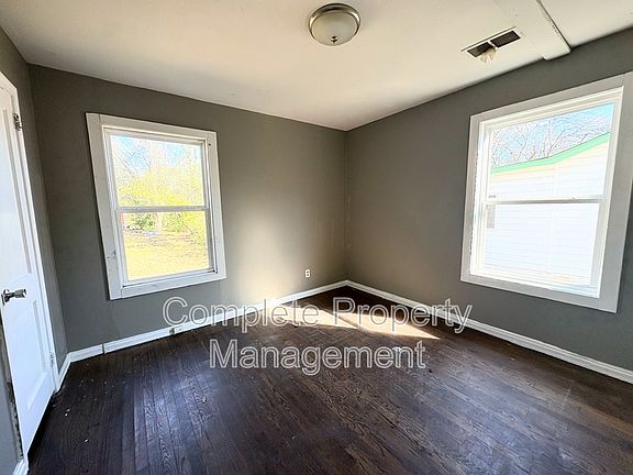 4th image of 1233 15th Way SW