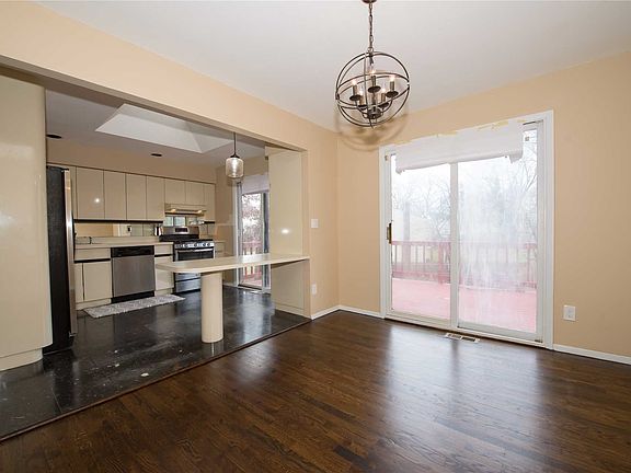 4th image of 32 Nowick Ln