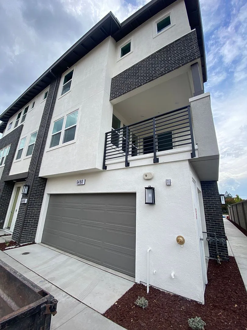 Boulevards End Unit Townhouse, 3 Bed / 2.5 Bath, Amenities, Close to 580 — Photo 1