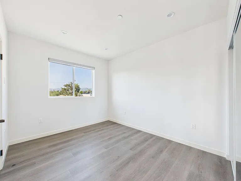 5501 Laurel Canyon Blvd — Photo 19