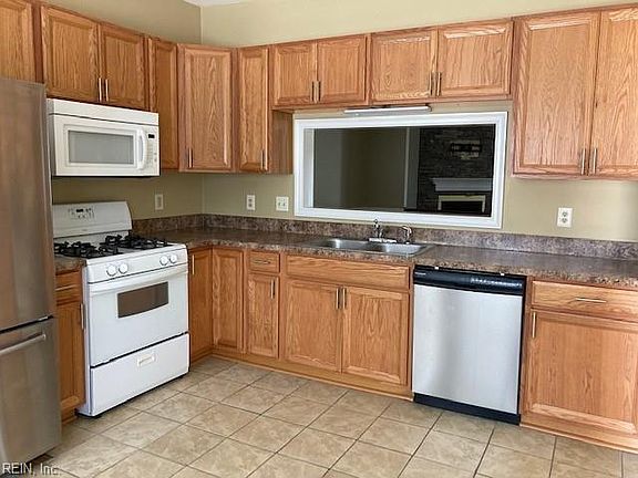 4th image of 732 Creekside Cres