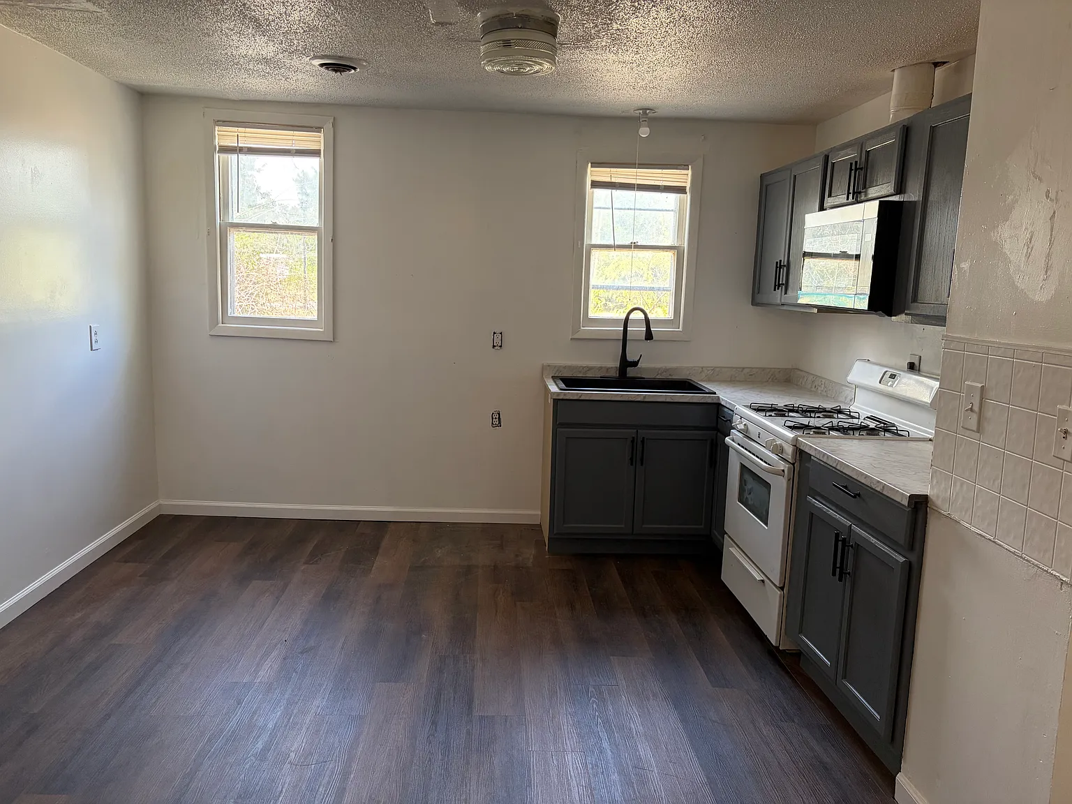 1 bed, 800 sqft, $1,050 — Photo 3