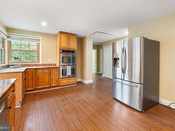 5th image of 9201 Rosemont Dr