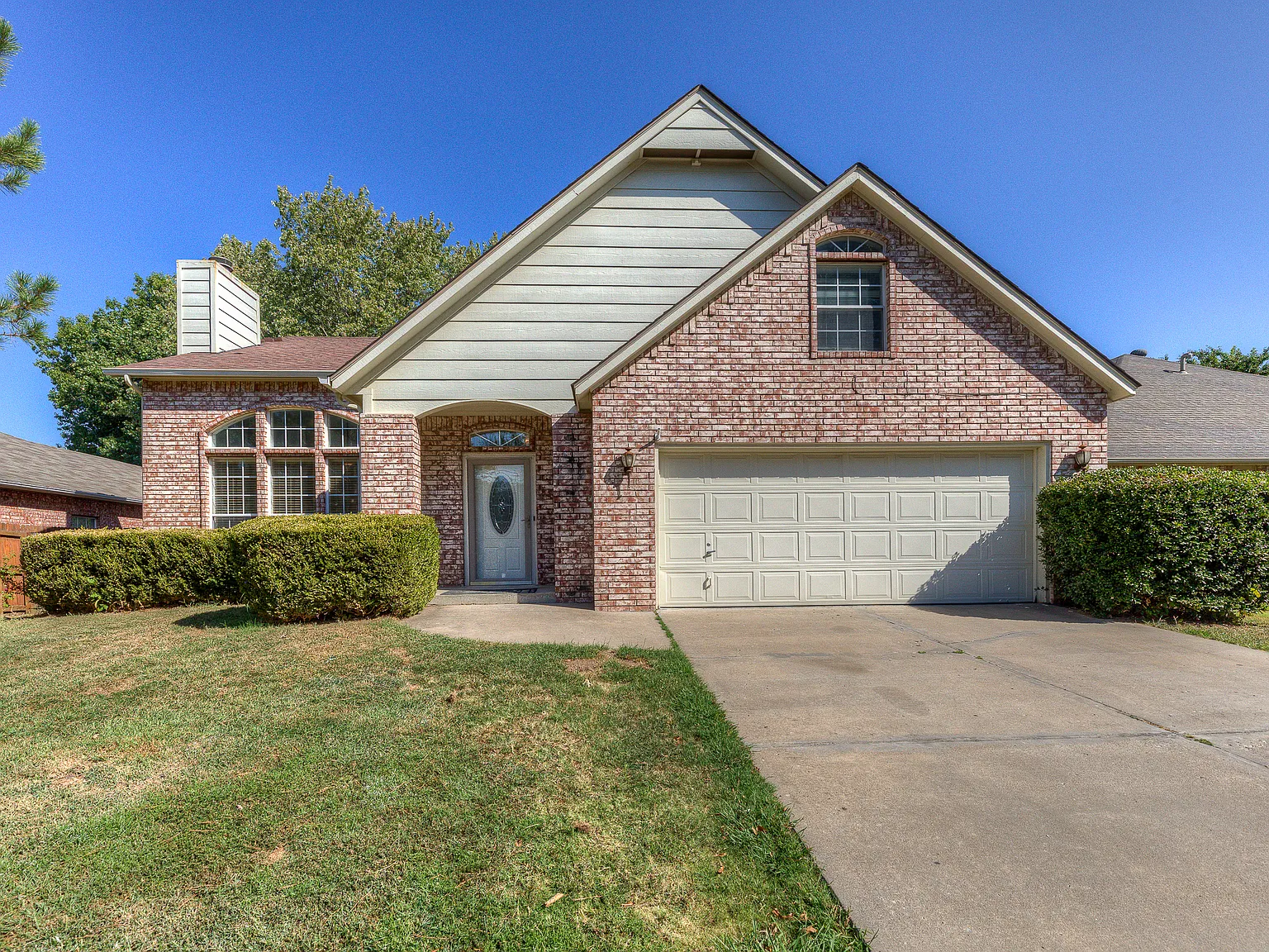 4 bed, 2.5 bath, 2015 sqft, $2,295 — Photo 1