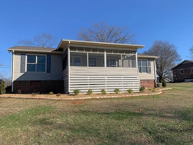 3 bed, 2.0 bath, 1200 sqft, $1,795 — Photo 3