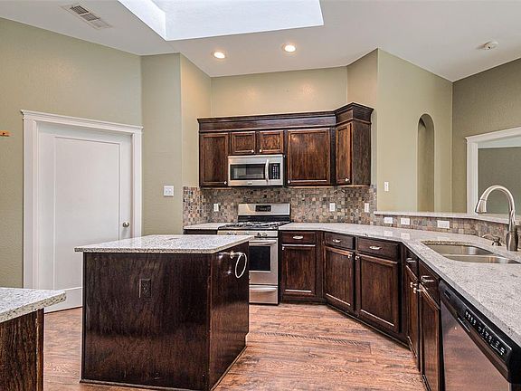 5th image of 5906 Vista Glen Ln