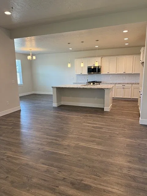 3 bed, 2.5 bath, 2312 sqft, $2,800 — Photo 3