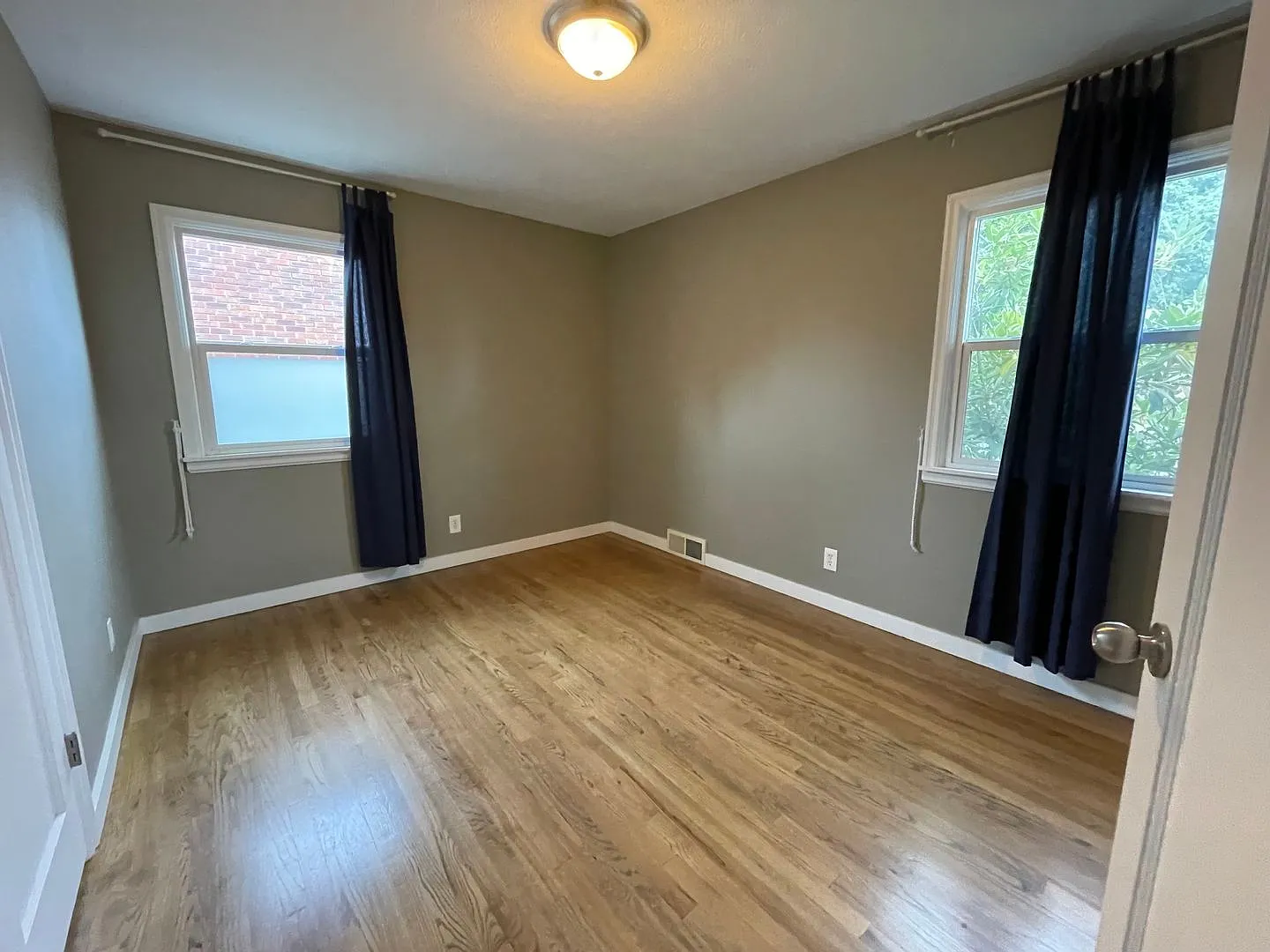 4 Bedroom 2 Bathroom Home for Rent — Photo 2