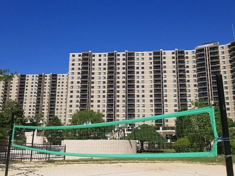 Yoakum Pkwy — Photo 21